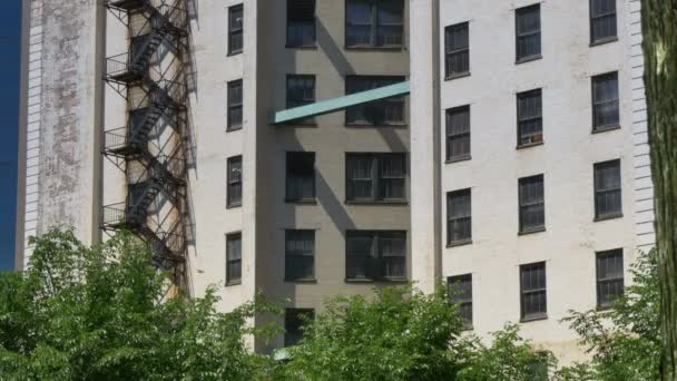 New York Style Apartment Building Establishing Shot — Stock Video