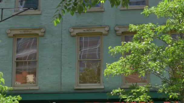 New York Style Apartment Building Establishing Shot — Stock Video