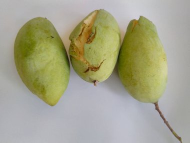 Beyaz Arkaplana Karşı Mangoların Yakın Çekimi