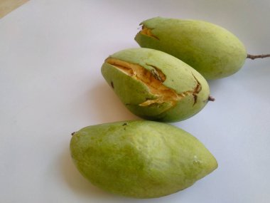 Beyaz Arkaplana Karşı Mangoların Yakın Çekimi