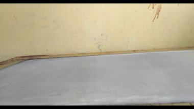 Renkli iplik makaralarıyla oynamak 