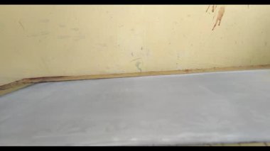 Renkli iplik makaralarıyla oynamak 