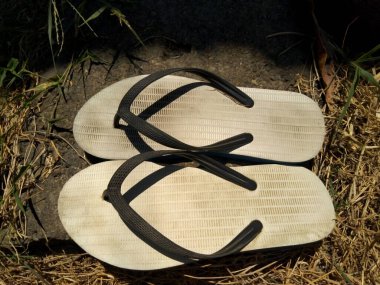 White Beach sahada takla attı.