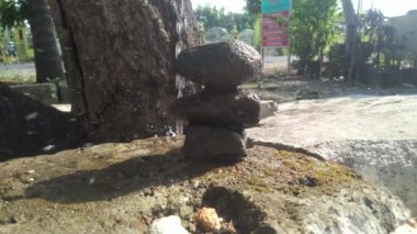 Yığının üzerine su damlası veya dengeleyici kaya