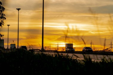 Kargo kamyonu yazın gün batımında karayolunda gidiyor.