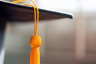 Mezuniyet şapkası ve tassle mezuniyet şapkasını üniversite diploması sırasında kapat.