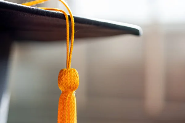 Mezuniyet Şapkası Tassle Mezuniyet Şapkasını Üniversite Diploması Sırasında Kapat — Stok fotoğraf