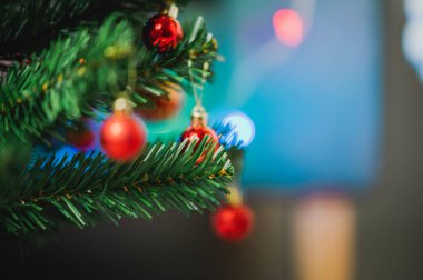 Dekoratif ışık topları ve Noel çamı ve yeni yıl tatili arka planı