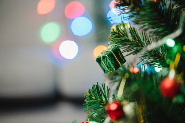 Dekoratif ışık topları ve Noel çamı ve yeni yıl tatili arka planı