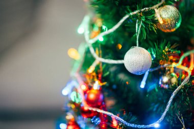 Dekoratif ışık topları ve Noel çamı ve yeni yıl tatili arka planı
