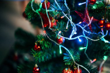 Dekoratif ışık topları ve Noel çamı ve yeni yıl tatili arka planı