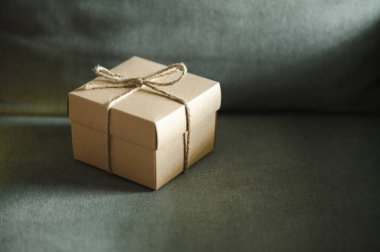 Yılbaşı sürprizi için eski bir hediye kutusu.