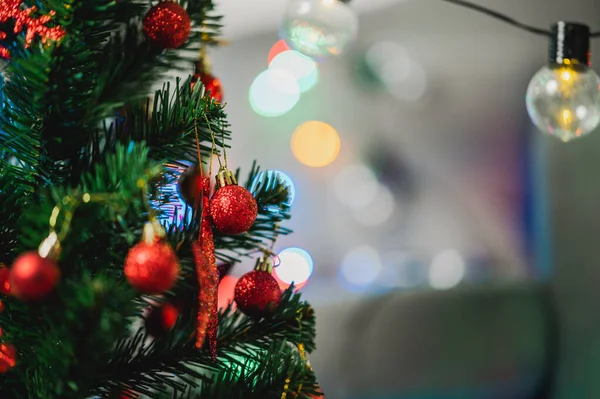 Dekoratif ışık topları ve Noel çamı ve yeni yıl tatili arka planı