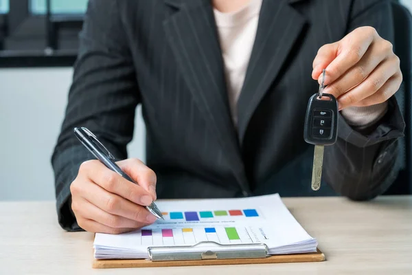 Mujer Sosteniendo Coche Concepto Clave Seguro Coche —  Fotos de Stock