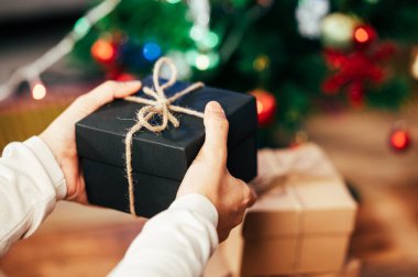 Noel ve Yeni Yıl için hediye kutusu