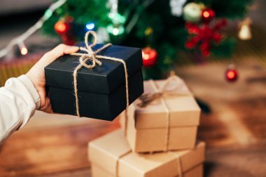 Noel ve Yeni Yıl için hediye kutusu