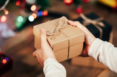 Noel ve Yeni Yıl için hediye kutusu