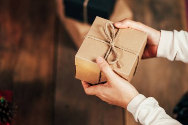 Noel ve Yeni Yıl için hediye kutusu