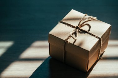 Yılbaşı sürprizi için eski bir hediye kutusu.