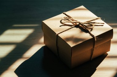 Yılbaşı sürprizi için eski bir hediye kutusu.