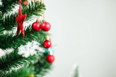 Dekoratif ışık topları ve Noel çamı ve yeni yıl tatili arka planı