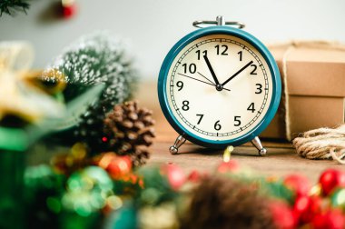 Dekoratif ışık topları ve Noel çamı ve yeni yıl tatili arka planı