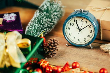 Dekoratif ışık topları ve Noel çamı ve yeni yıl tatili arka planı