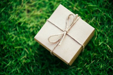 Yılbaşı sürprizi için eski bir hediye kutusu.