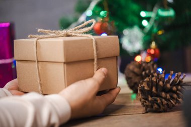 Noel ve Yeni Yıl için hediye kutusu