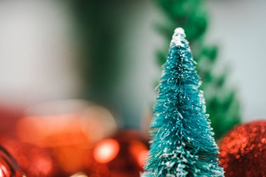 Dekoratif ışık topları ve Noel çamı ve yeni yıl tatili arka planı