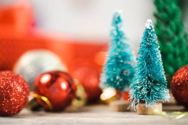 Dekoratif ışık topları ve Noel çamı ve yeni yıl tatili arka planı