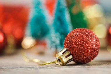 Dekoratif ışık topları ve Noel çamı ve yeni yıl tatili arka planı