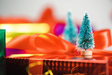 Dekoratif ışık topları ve Noel çamı ve yeni yıl tatili arka planı