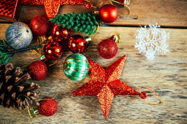Dekoratif ışık topları ve Noel çamı ve yeni yıl tatili arka planı