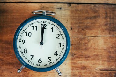 Arka plan için kopya özellikleri olan geri alarm saati