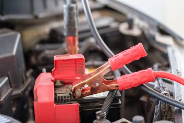 Otomobilin şarj olan aküsüne Mekanik Bağlama Kablosu 'nun Seçici Odaklanması