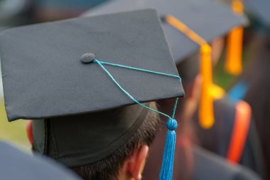 Mezuniyet töreni başarısı üniversite mezunları, konsept eğitim mezunları üniversiteden mezun olanlar..