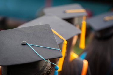 Mezuniyet töreni başarısı üniversite mezunları, konsept eğitim mezunları üniversiteden mezun olanlar..