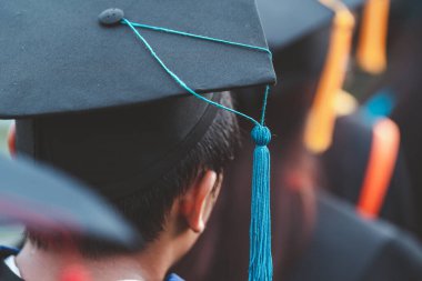 Mezuniyet töreni başarısı üniversite mezunları, konsept eğitim mezunları üniversiteden mezun olanlar..