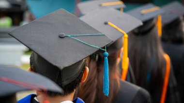 Mezuniyet töreni başarısı üniversite mezunları, konsept eğitim mezunları üniversiteden mezun olanlar..