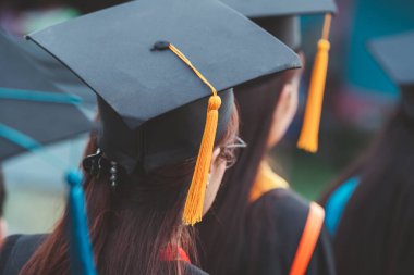 Mezuniyet töreni başarısı üniversite mezunları, konsept eğitim mezunları üniversiteden mezun olanlar..