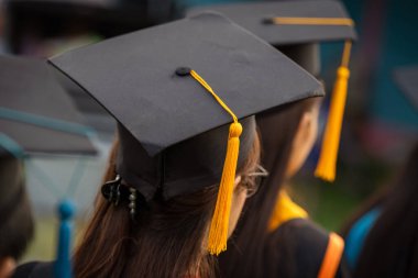 Mezuniyet töreni başarısı üniversite mezunları, konsept eğitim mezunları üniversiteden mezun olanlar..