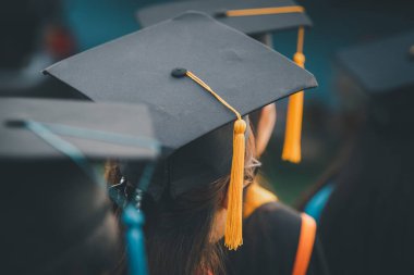 Mezuniyet töreni başarısı üniversite mezunları, konsept eğitim mezunları üniversiteden mezun olanlar..