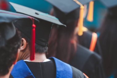 Mezuniyet töreni başarısı üniversite mezunları, konsept eğitim mezunları üniversiteden mezun olanlar..