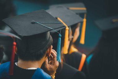 Mezuniyet töreni başarısı üniversite mezunları, konsept eğitim mezunları üniversiteden mezun olanlar..