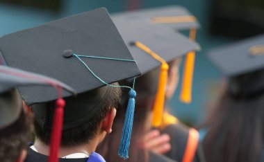 Mezuniyet töreni başarısı üniversite mezunları, konsept eğitim mezunları üniversiteden mezun olanlar..