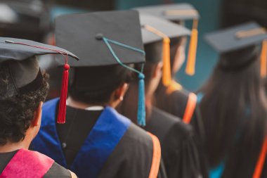 Mezuniyet töreni başarısı üniversite mezunları, konsept eğitim mezunları üniversiteden mezun olanlar..