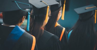 Mezuniyet töreni başarısı üniversite mezunları, konsept eğitim mezunları üniversiteden mezun olanlar..