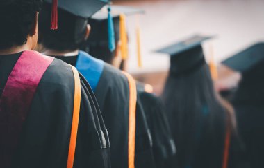 Mezuniyet töreni başarısı üniversite mezunları, konsept eğitim mezunları üniversiteden mezun olanlar..