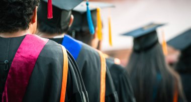 Mezuniyet töreni başarısı üniversite mezunları, konsept eğitim mezunları üniversiteden mezun olanlar..